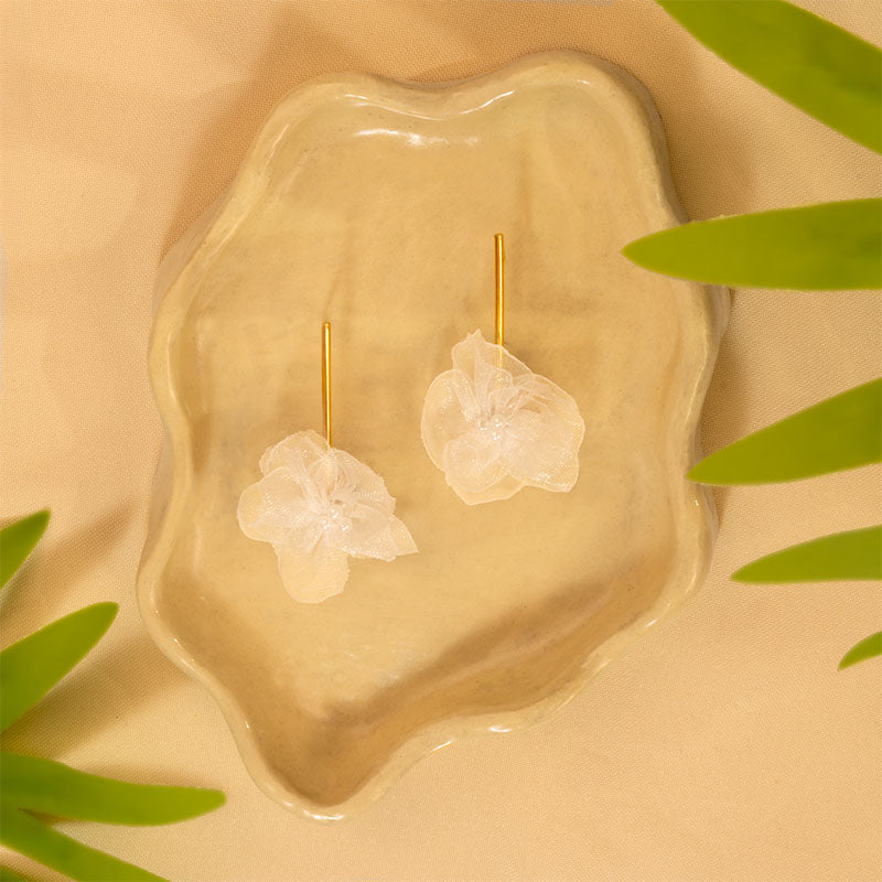Aretes-blancos-en-textil-para-mujer