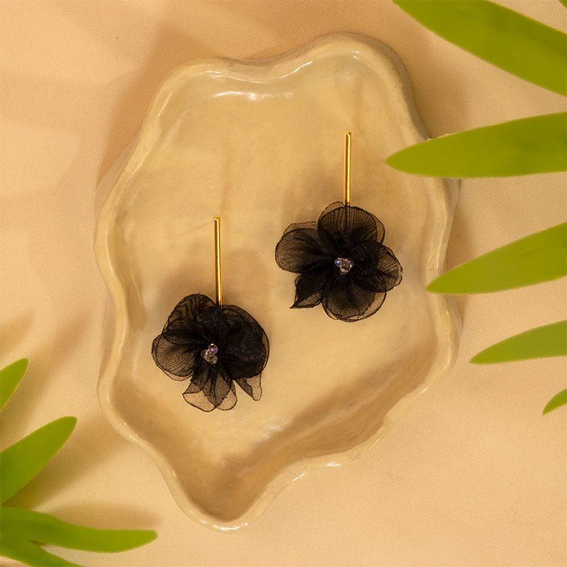 Aretes-largos-flores-negras