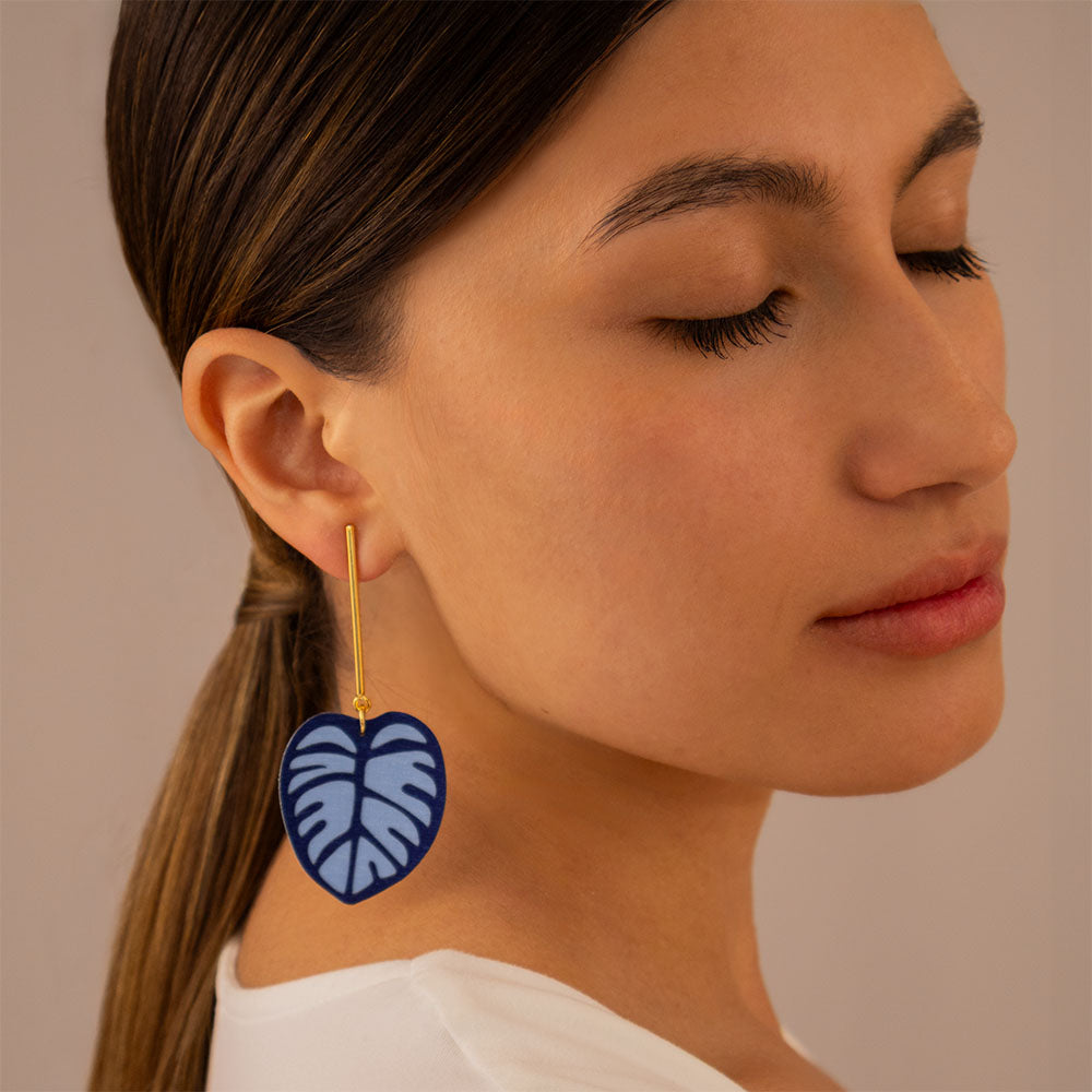 aretes-balazo-tubo-hoja-textil-azul-modelo