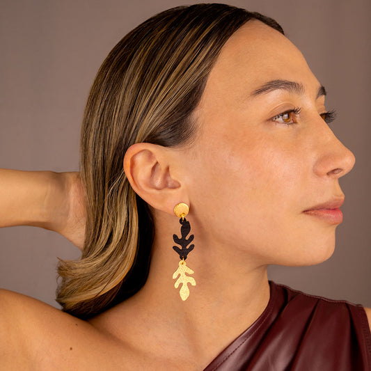 aretes-branch-hoja-espejo-dorado-negro-modelo