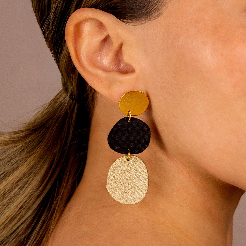 aretes-cauce-para-mujer-dorado-negro-detalle