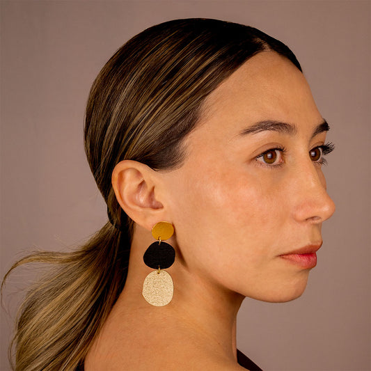 aretes-cauce-para-mujer-dorado-negro-modelo