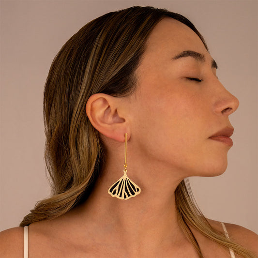 aretes-ginko-hoja-textil-dorado-negro-modelo