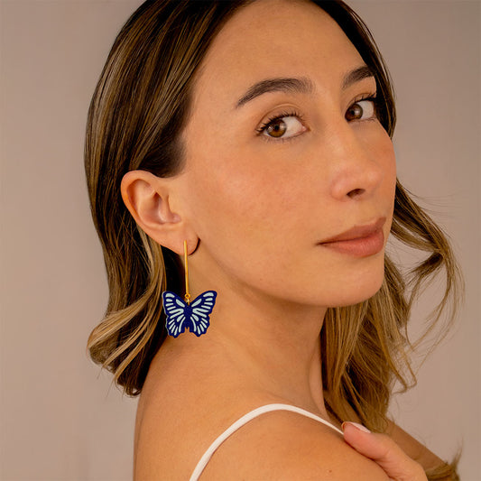 aretes-monarca-mariposa-textil-azul-modelo