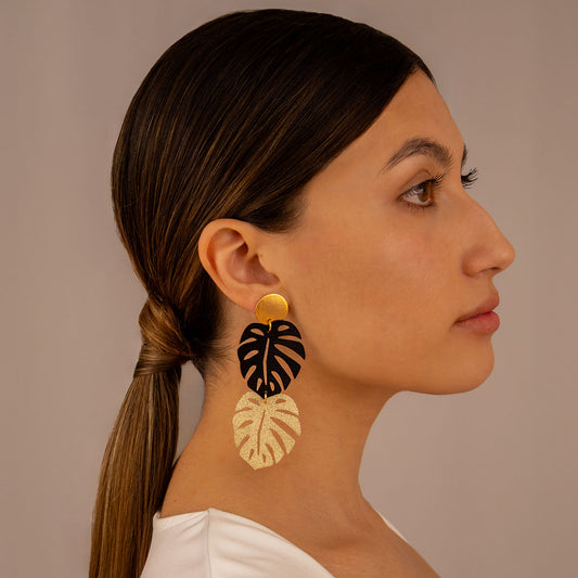 monstera-dorado-negro-aretes-para-mujer-pose