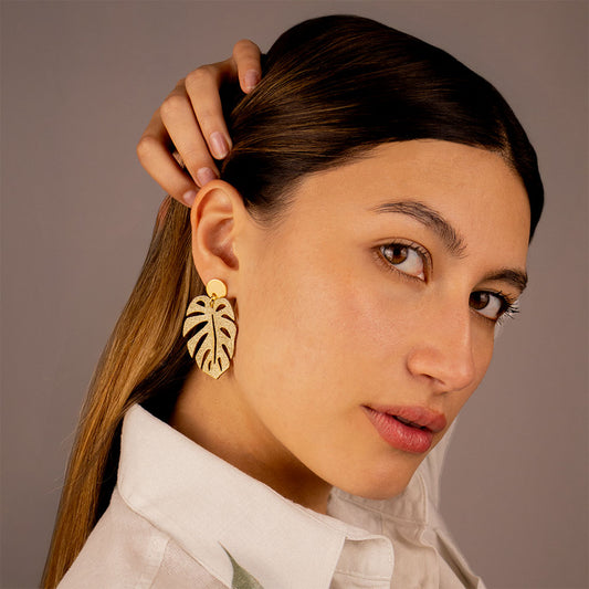 aretes-monstera-topo-dorado-modelo