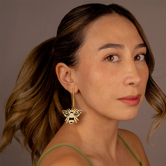 aretes-abeja-mini-dorado-accesorios-modelo