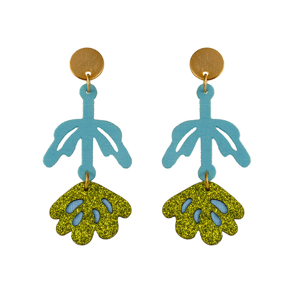 Aretes Galia verde de tela con diseño de rosa y herraje brillante.