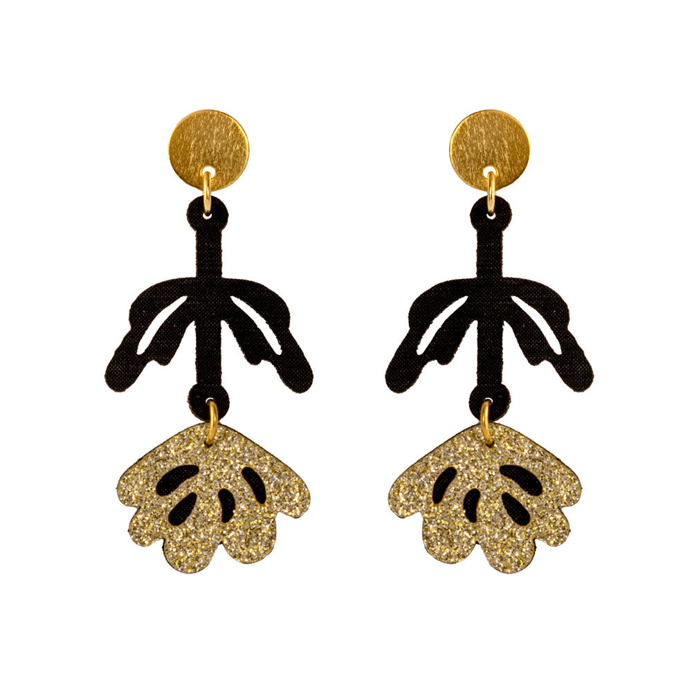Aretes de flor Galia con acabado artesanal.