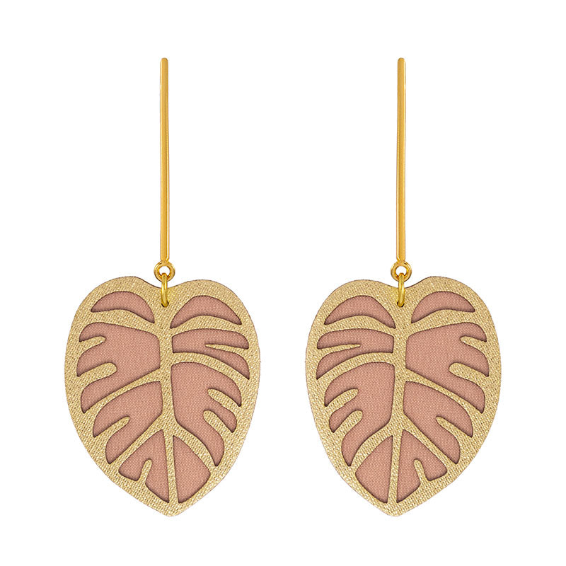 aretes-balazo-tubo-hoja-textil-dorado-beige-fondo-blanco