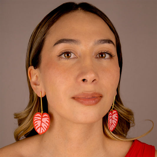 aretes-balazo-tubo-hoja-textil-rojo-modelo