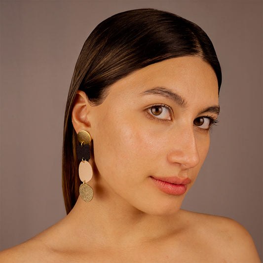 aretes-cuenca-minimalina-dorado-negro-modelo