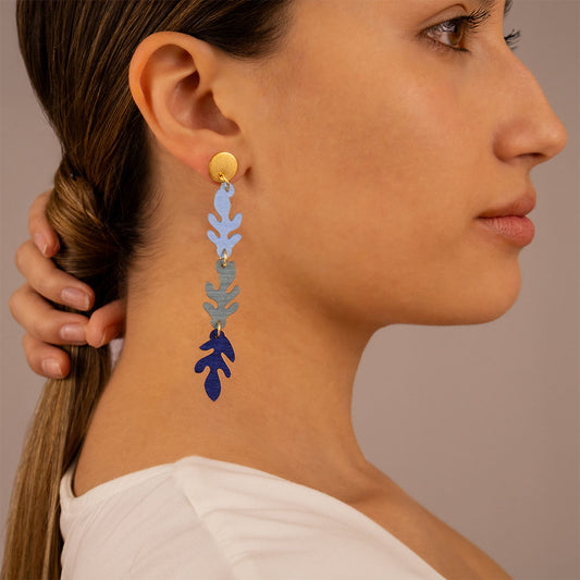 aretes-sauce-hojas-largas-azul-modelo