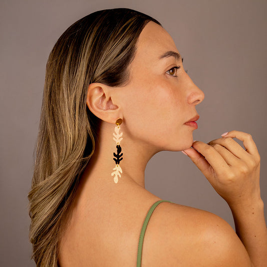 aretes-sauce-hojas-largas-textil-modelo