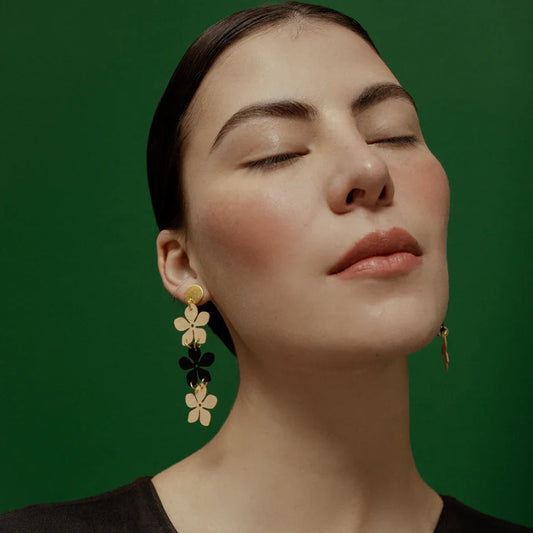 aretes-primaveral-negro-botanico-diseno-liviano-minimalina-modelo