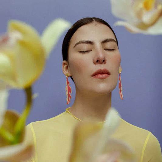 aretes-platanera-hoja-larga-rojo-minimalina-accesorios-colombia