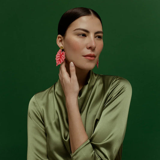 aretes-caladium-hoja-corazon-herido-rojo-modelo