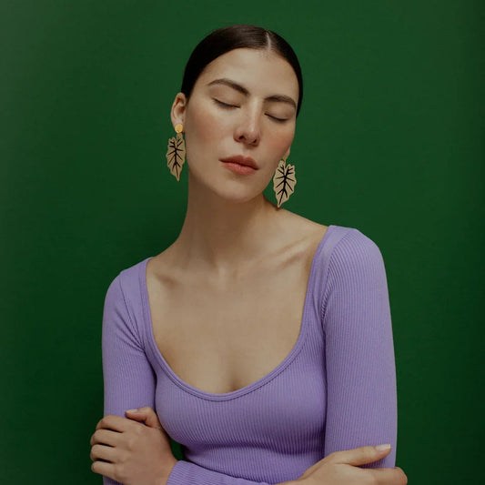 aretes-caladium-dorado-negro-hoja-elefante-modelo