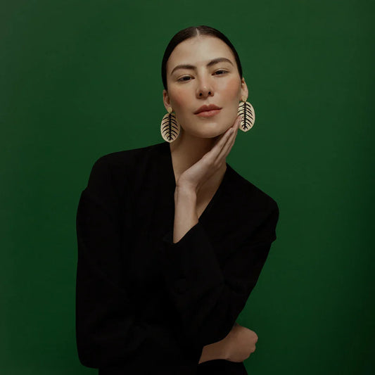 aretes-maranta-dorado-negro-hoja-textil-diseno-liviano-modelo