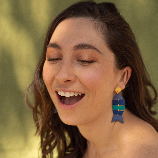 aretes-pescador-pescado-azul-textil-diseno-liviano-minimalina-modelo