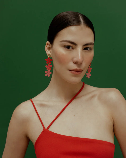 aretes-primaveral-rojo-flores-tropico-diseno-liviano-minimalina-modelo