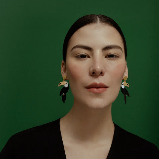 aretes-tucan-toco-dorado-negro-fauna-elegante-minimalina-modelo
