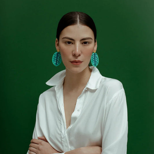 aretes-maranta-hoja-oracion-verde-diseno-liviano-minimalina-modelo