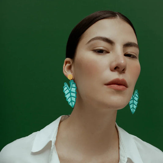 aretes-zebrina-hoja-calathea-verde-minimalina-modelo