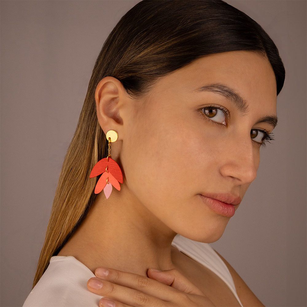 Heliconia-rojo-aretes-largos-modelo