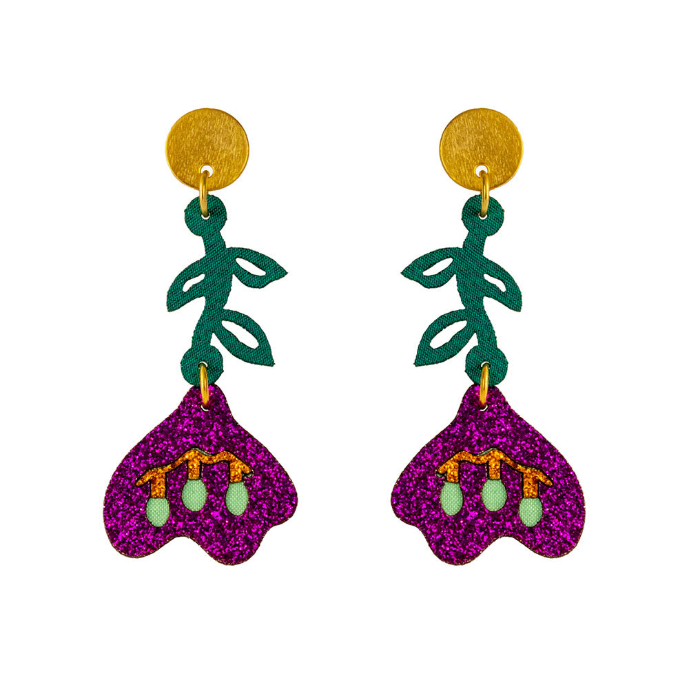 Aretes de lirios en textil morado