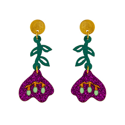 Aretes de lirios en textil morado
