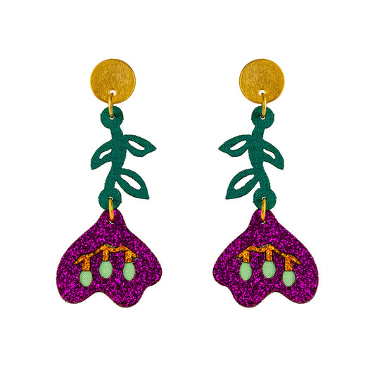 Aretes de lirios en textil morado
