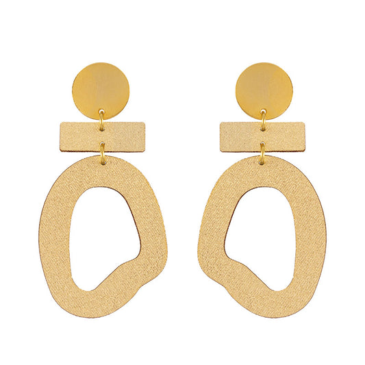 aretes-oleaje-textil-dorado-asimetricos-fondo-blanco