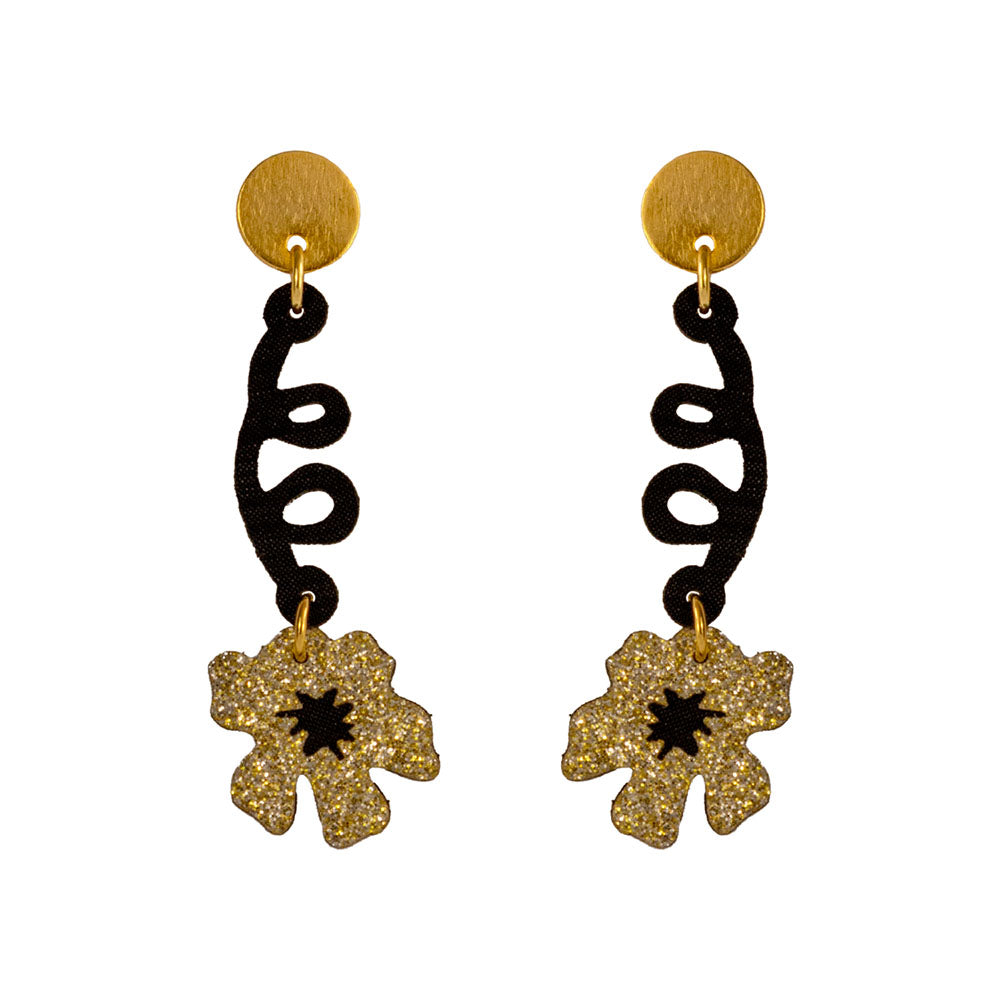 Aretes Susanita dorados con textura textil y herraje de lujo.