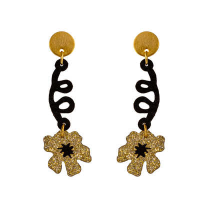 Aretes Susanita dorados con textura textil y herraje de lujo.