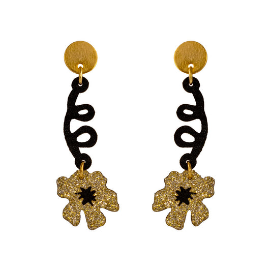 Aretes Susanita dorados con textura textil y herraje de lujo.