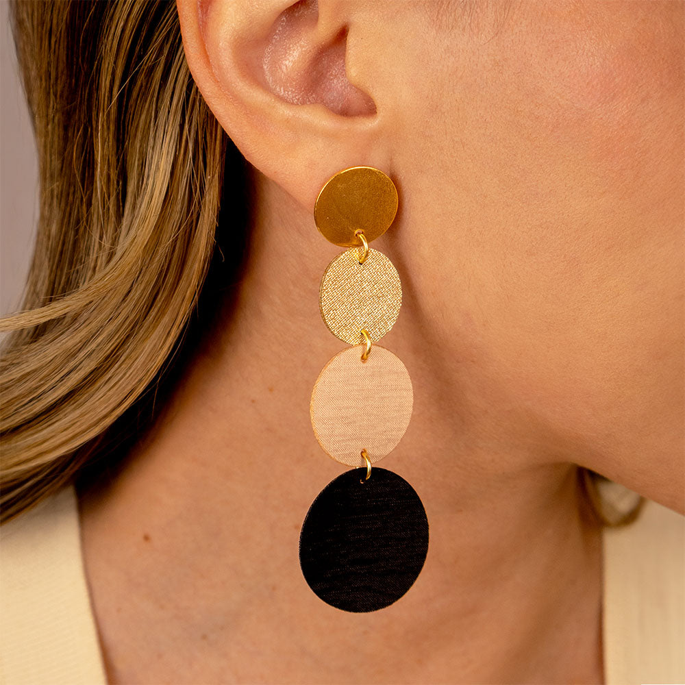 deco-triple-dorado-negro-aretes-largos-detalle