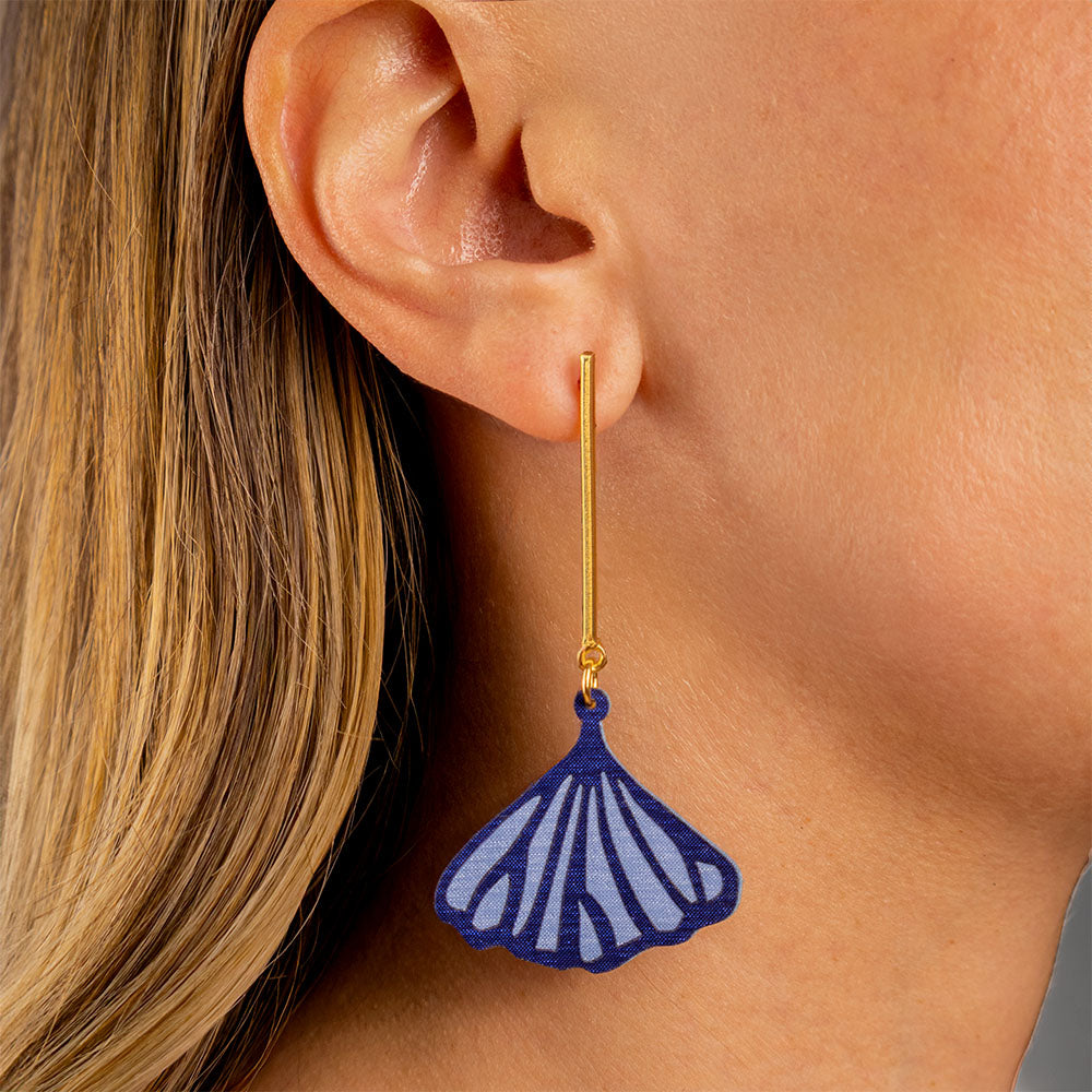 aretes-ginkgo-hoja-textil-azul-detalle