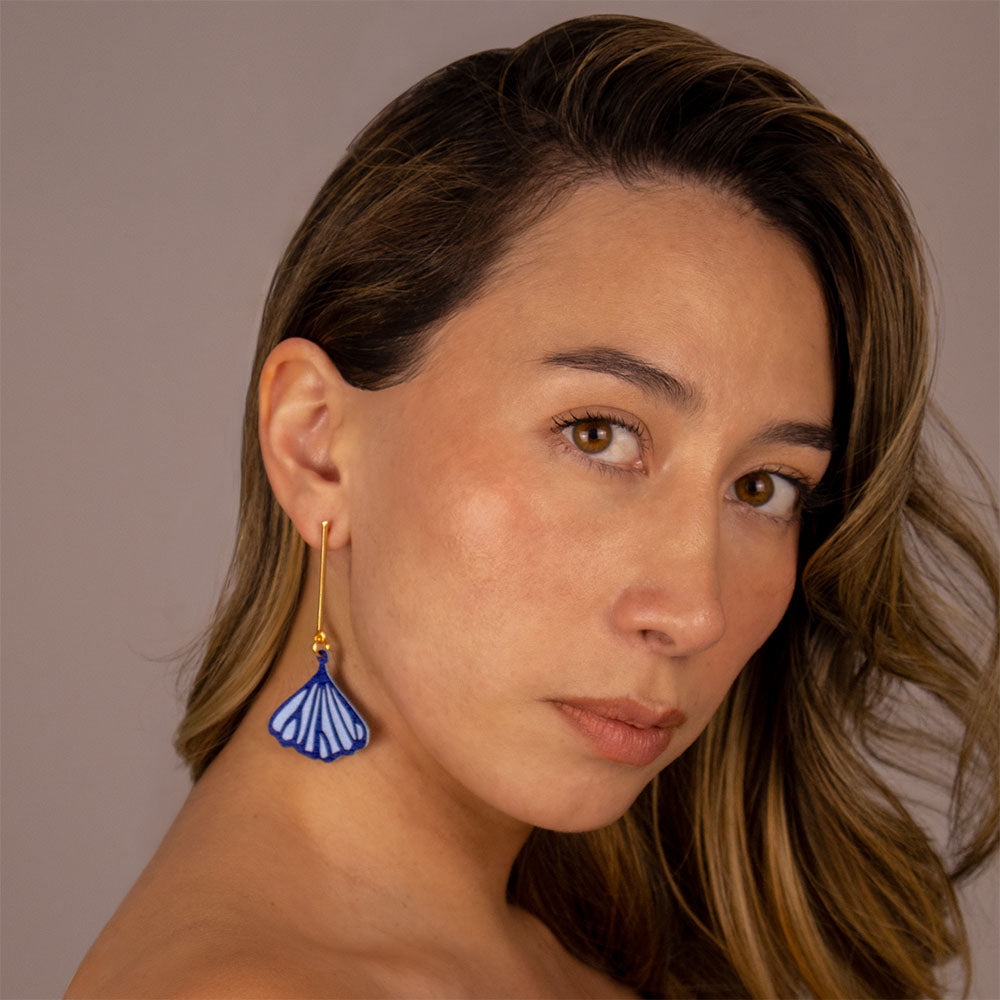 aretes-ginko-hoja-textil-azul-modelo