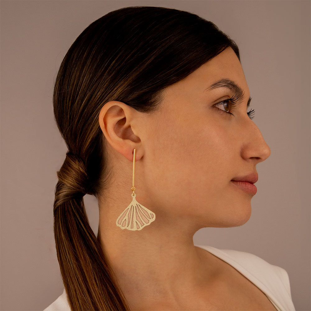 aretes-ginkgo-hoja-textil-dorado-beige