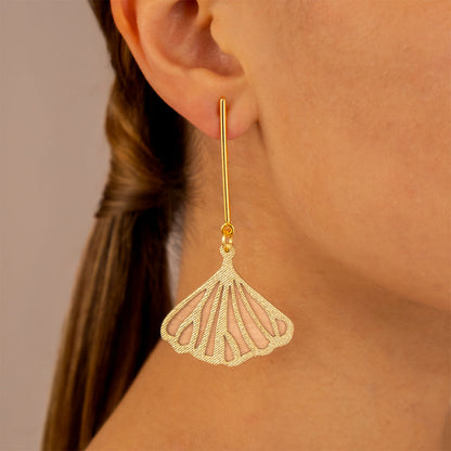 aretes-ginko-hoja-textil-dorado-beige-detalle