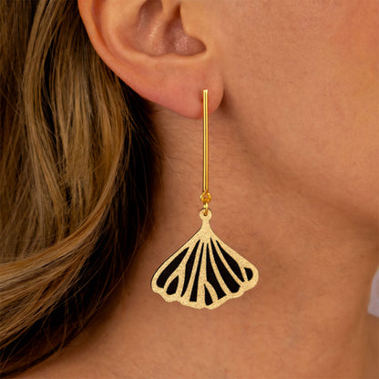 aretes-ginko-hoja-textil-dorado-negro-detalle