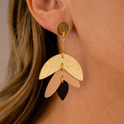 aretes-heliconia-detalle-dorado-negro