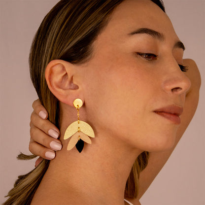 aretes-heliconia-flor-dorado-mujer