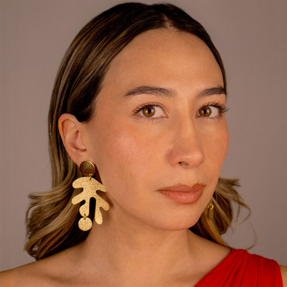 aretes-matisse-figura-asimetrica-dorado-modelo
