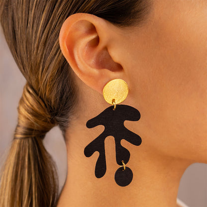 aretes-matisse-figura-asimetrica-negro-detalle
