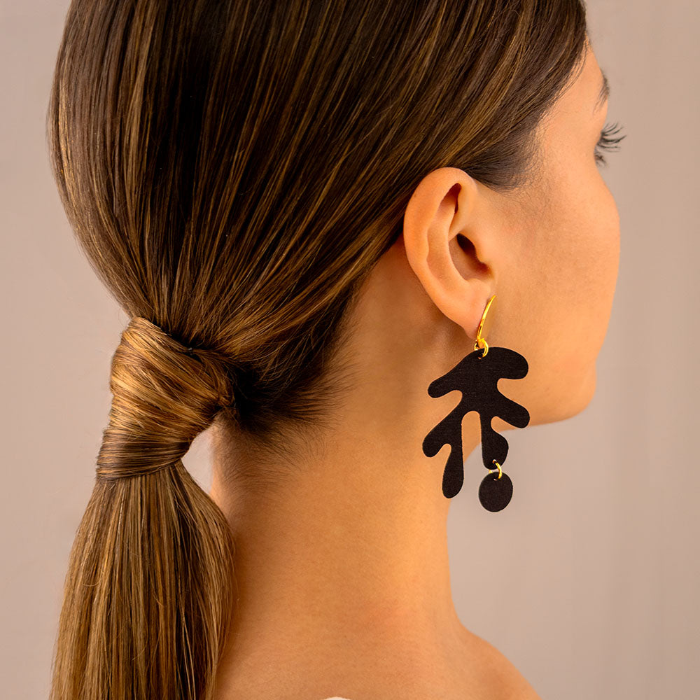 aretes-matisse-figura-asimetrica-negro-modelo