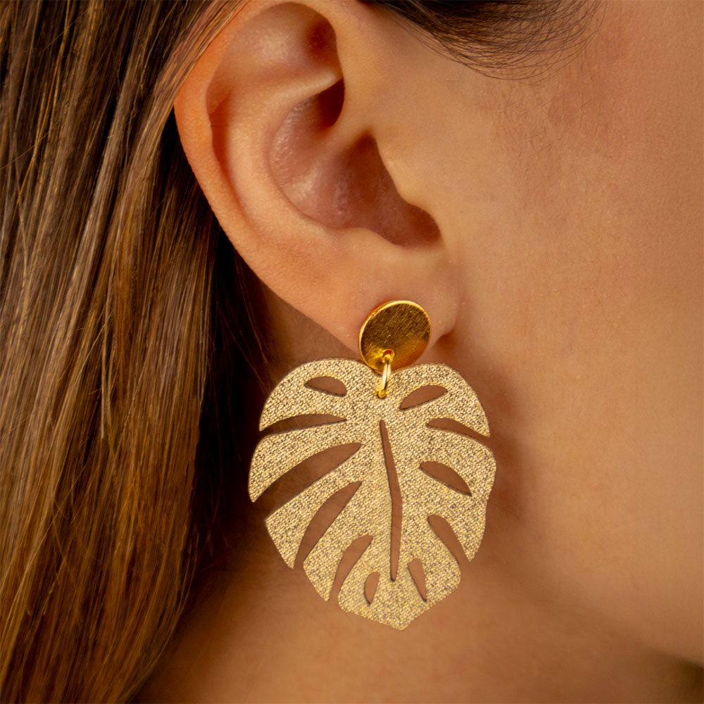 aretes-monstera-topo-dorados-detalle