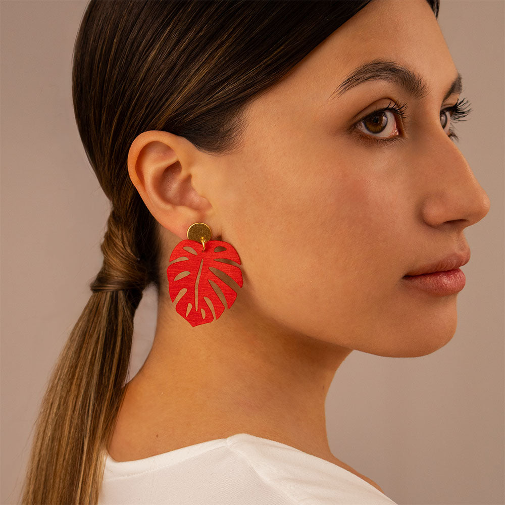 aretes-monstera-topo-modelo-rojo