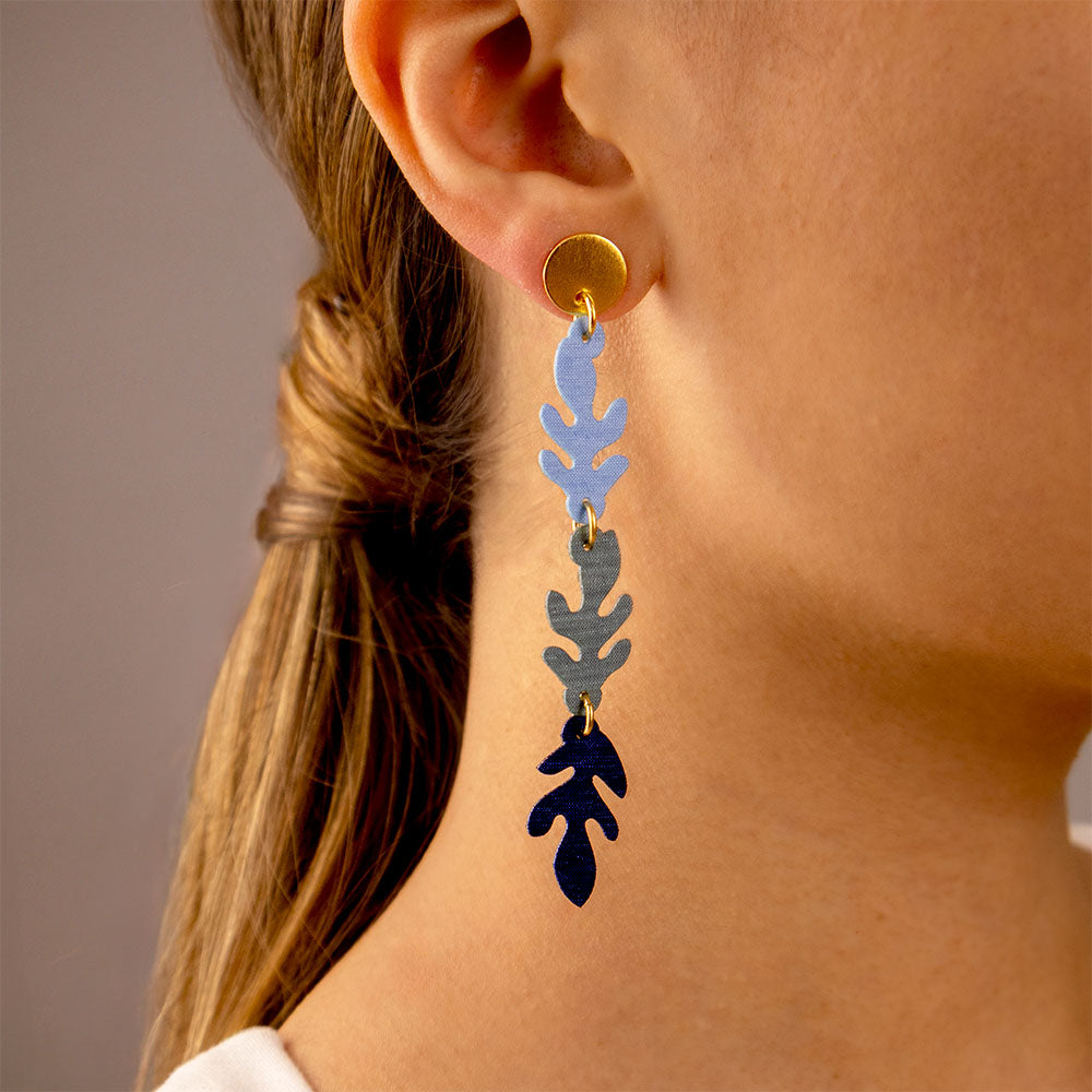 aretes-sauce-hojas-largas-azul-detalle